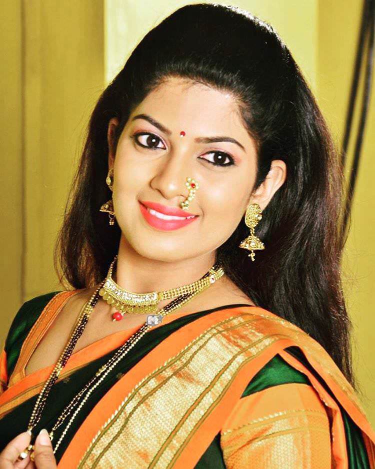 Marathi-Actress-in-Saree-Wallpapers