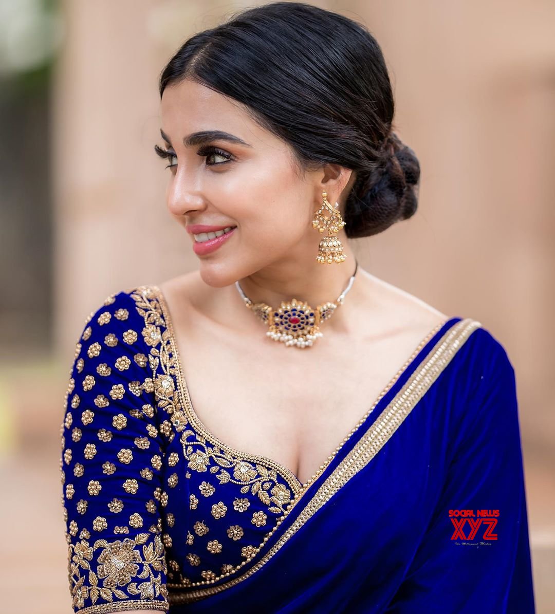 Actress-Parvati-Nair-Latest-Hot-Glam-Stills-in-a-blue-saree
