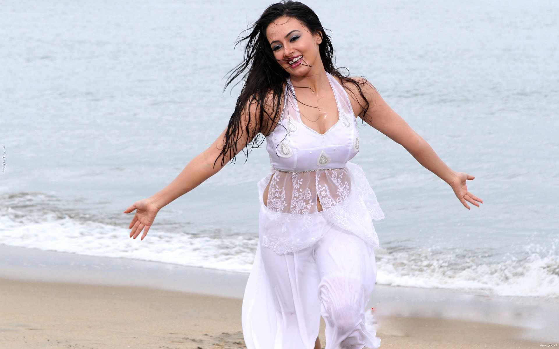 Sana-Khan-in-white-dress-at-beach-beautiful-wallpapers