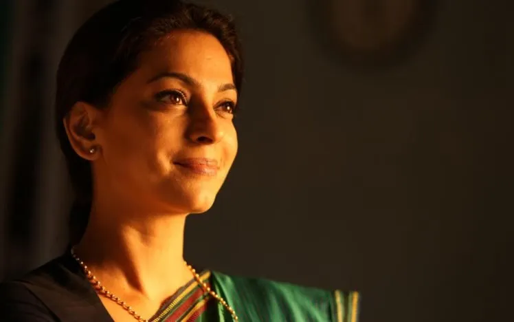 women juhi chawla face indian actress brown eyes bollywood 748x468