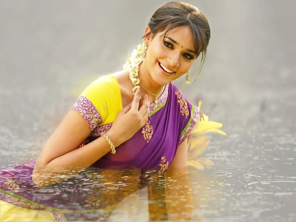 neha jhulka hd sexy wallpaper