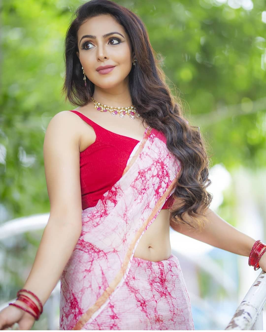 Telugu-actress-nandini-rai-sexy-saree-photoshoot