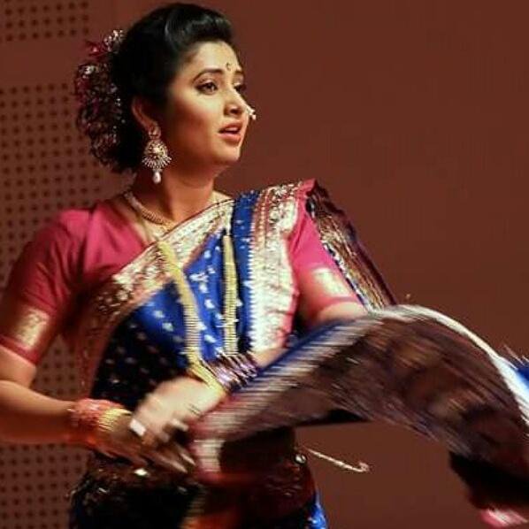 Marathi-Actress-in-Saree-Wallpapers