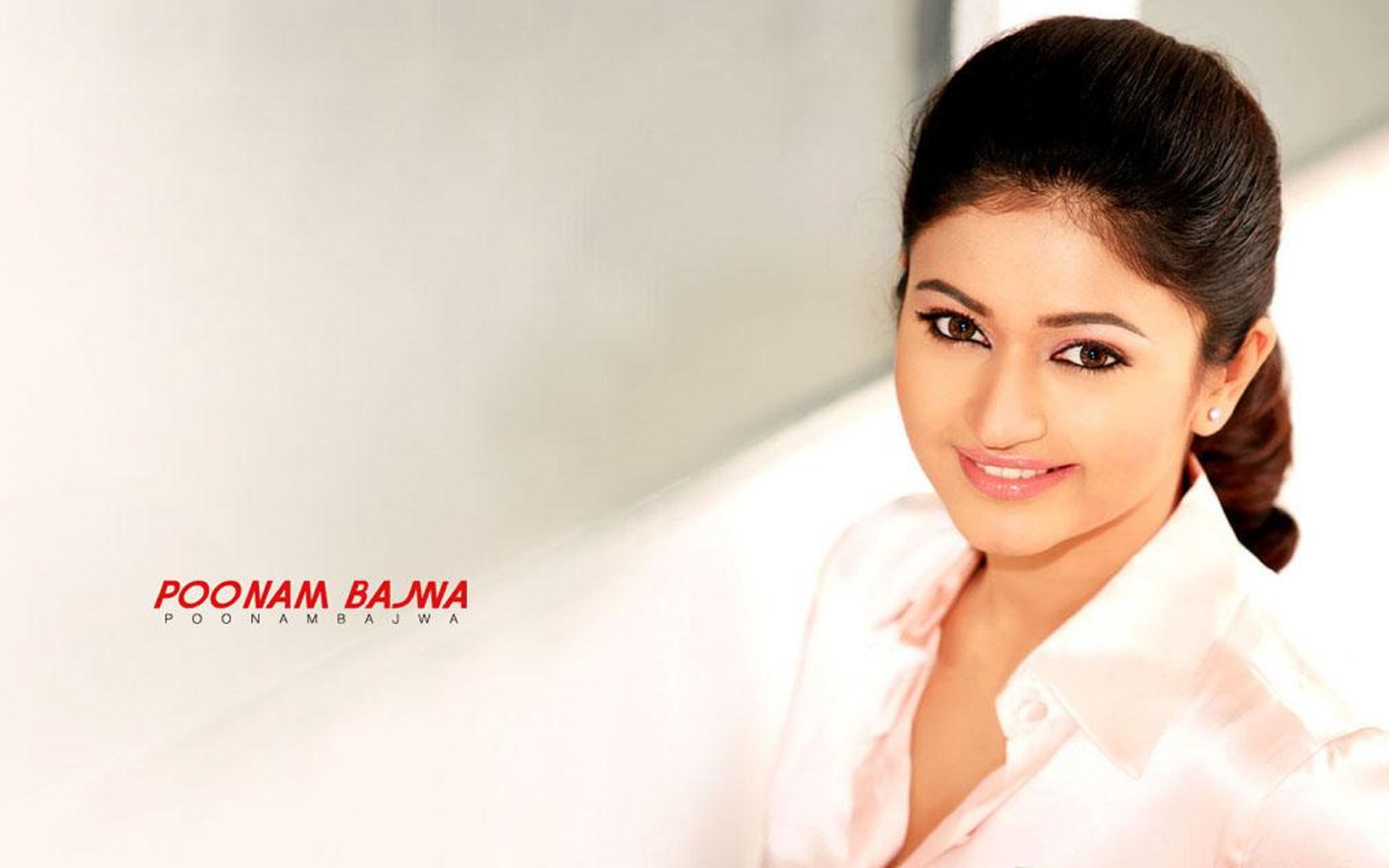 Indian-Actress-Poonam-Bajwa-Wallpaper