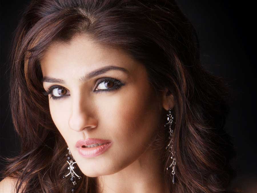 Raveena-Tandon-Close-Up-Wallpaper