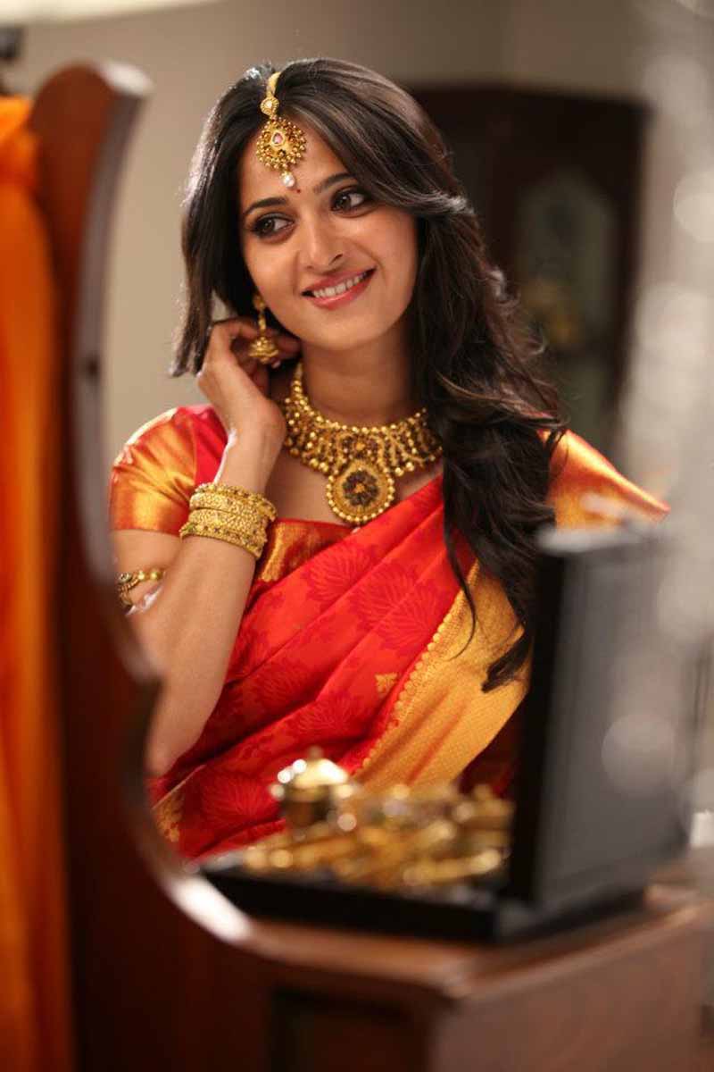 Telugu-Actress-Anushka-Beautiful-Saree-pics-3