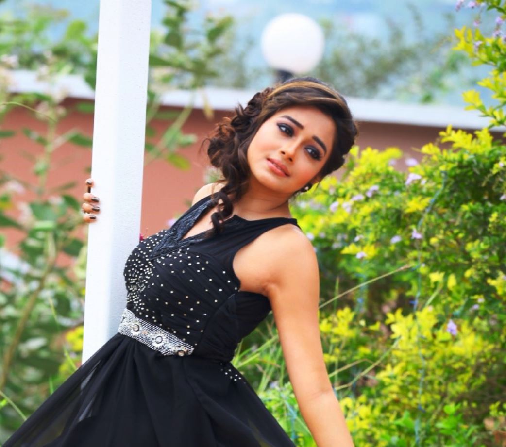Tina-Dutta-Beautiful-Wallpaper-PIC