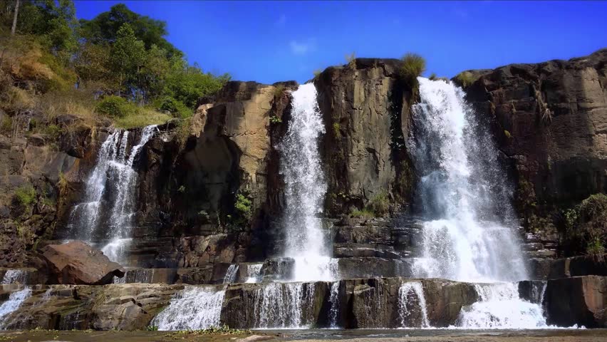 Waterfall-in-the-jungle-rocky-shore-pool-water