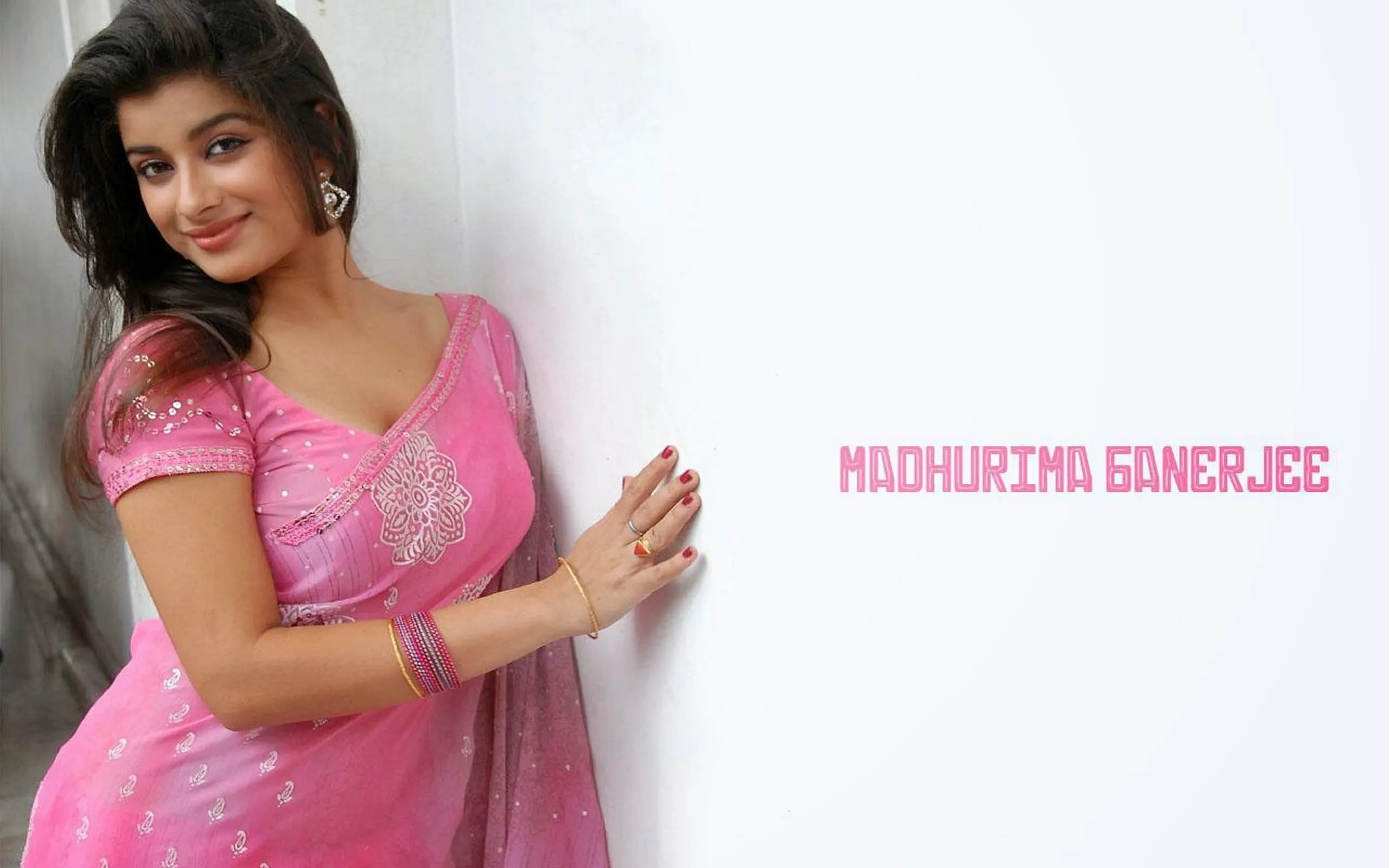 actress madhurima in saree wallpaper