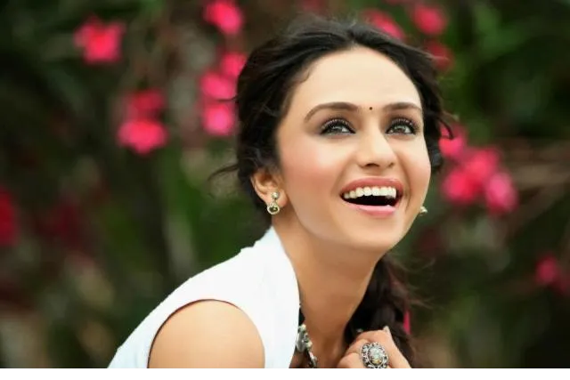 amruta khanvilkar new look wallpaper