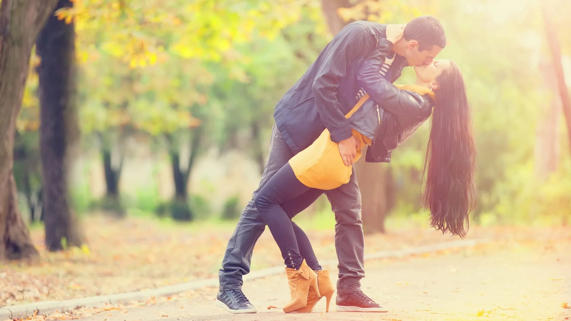 couple kissing in wild wide hd wallpapers
