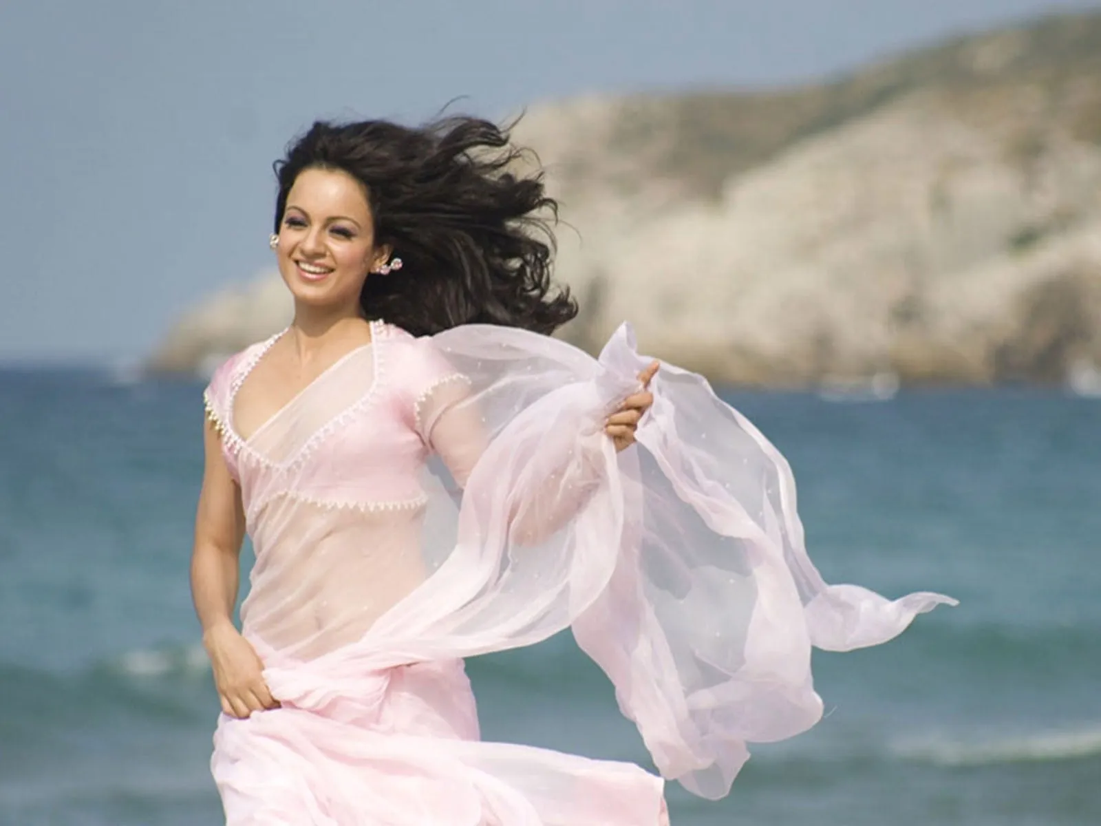 cute smile face of indian celebrity actress kangana ranaut in pink saree hd wallpaper