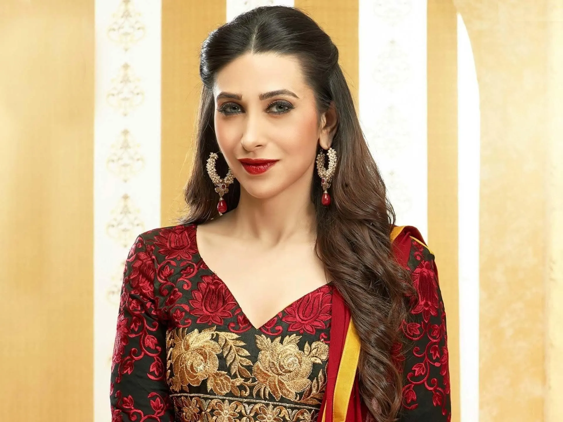 download karishma kapoor wallpapers