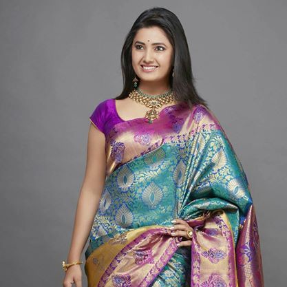 Marathi-Actress-in-Saree-Wallpapers
