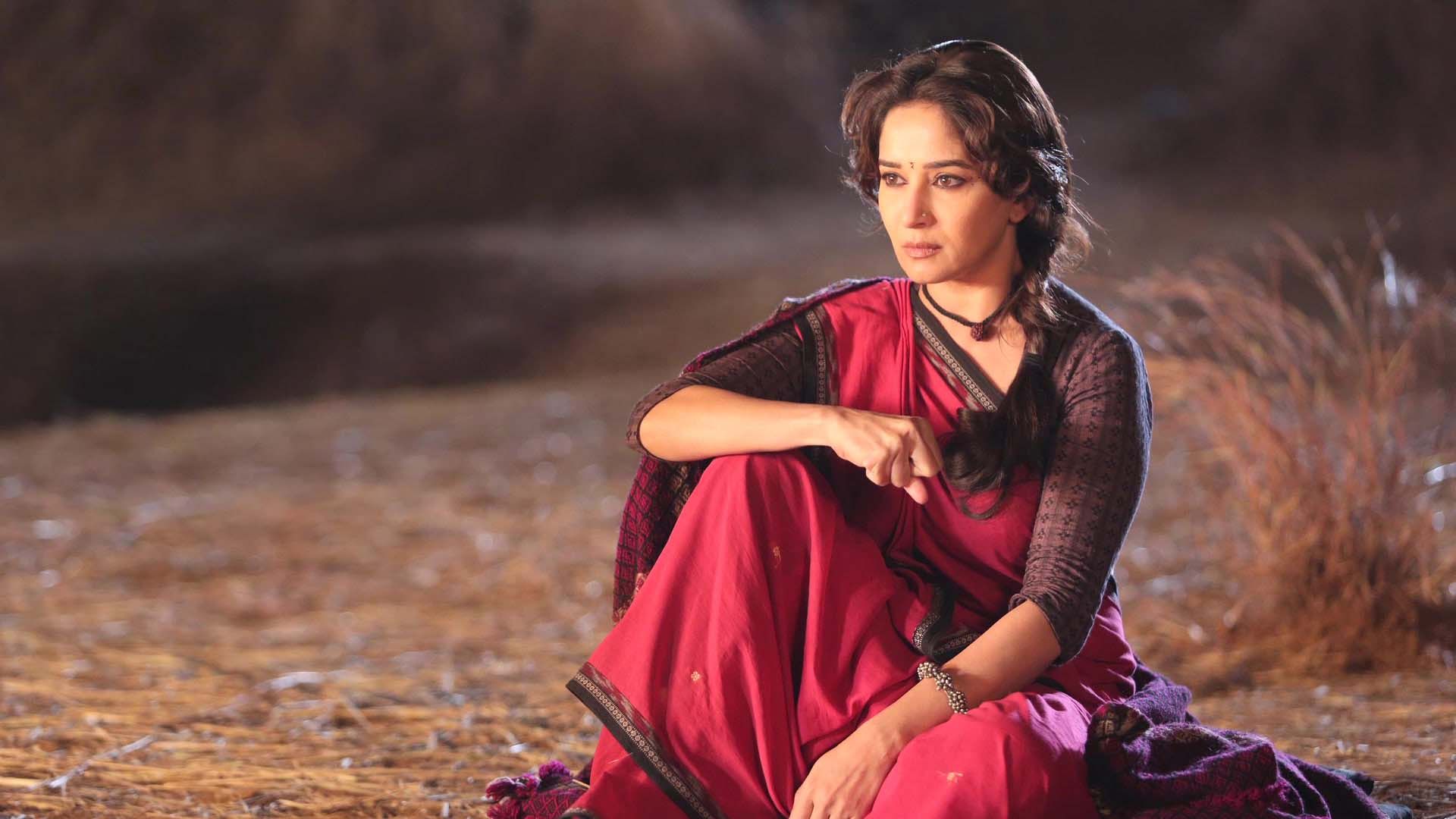 gulaab_gang_red_saree_madhuri_dixit