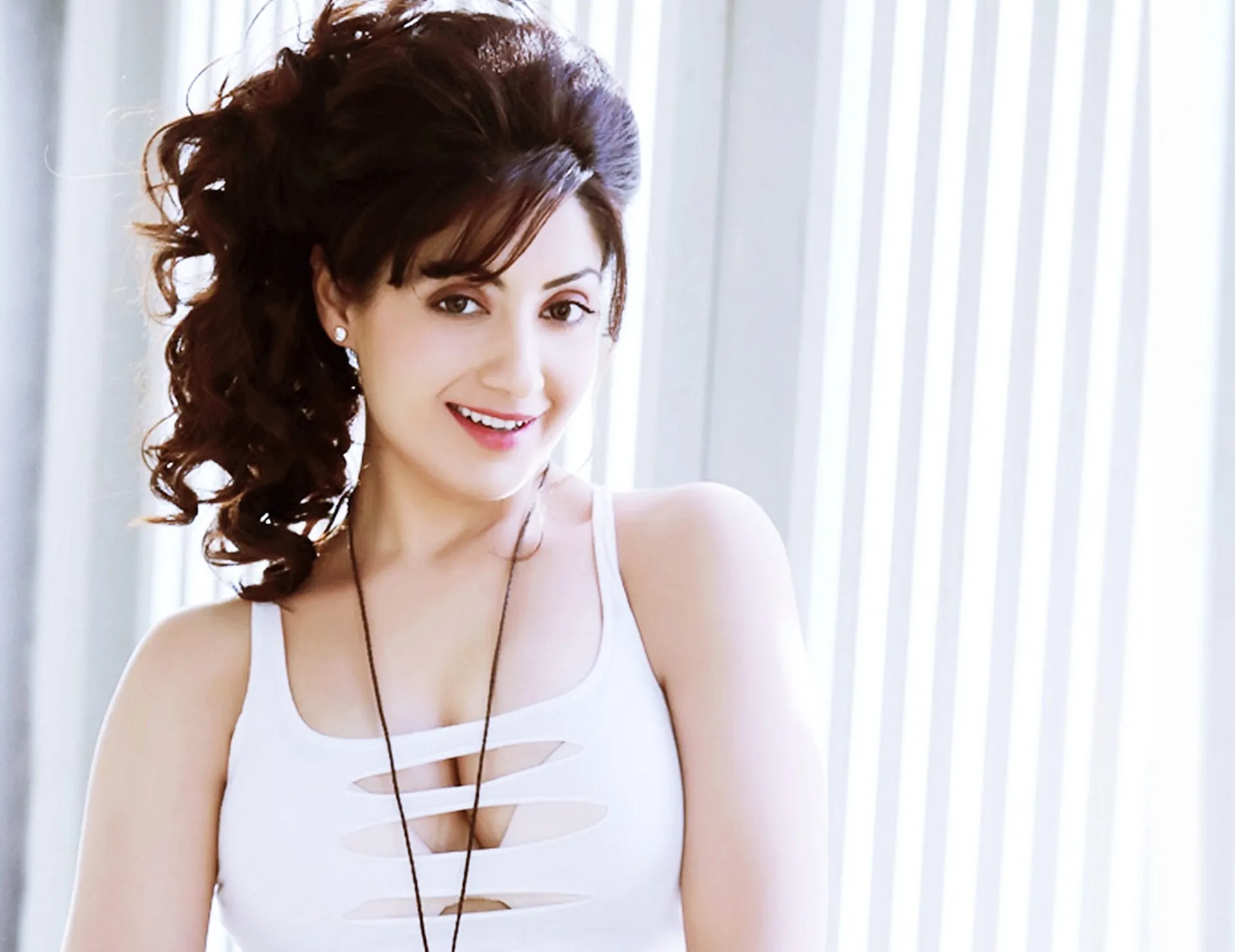 gurlin chopra hot wallpapers