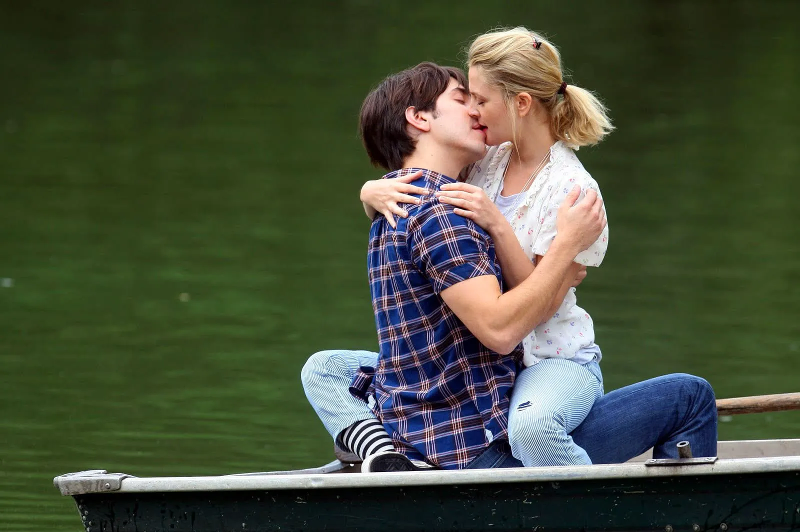 kissing picture