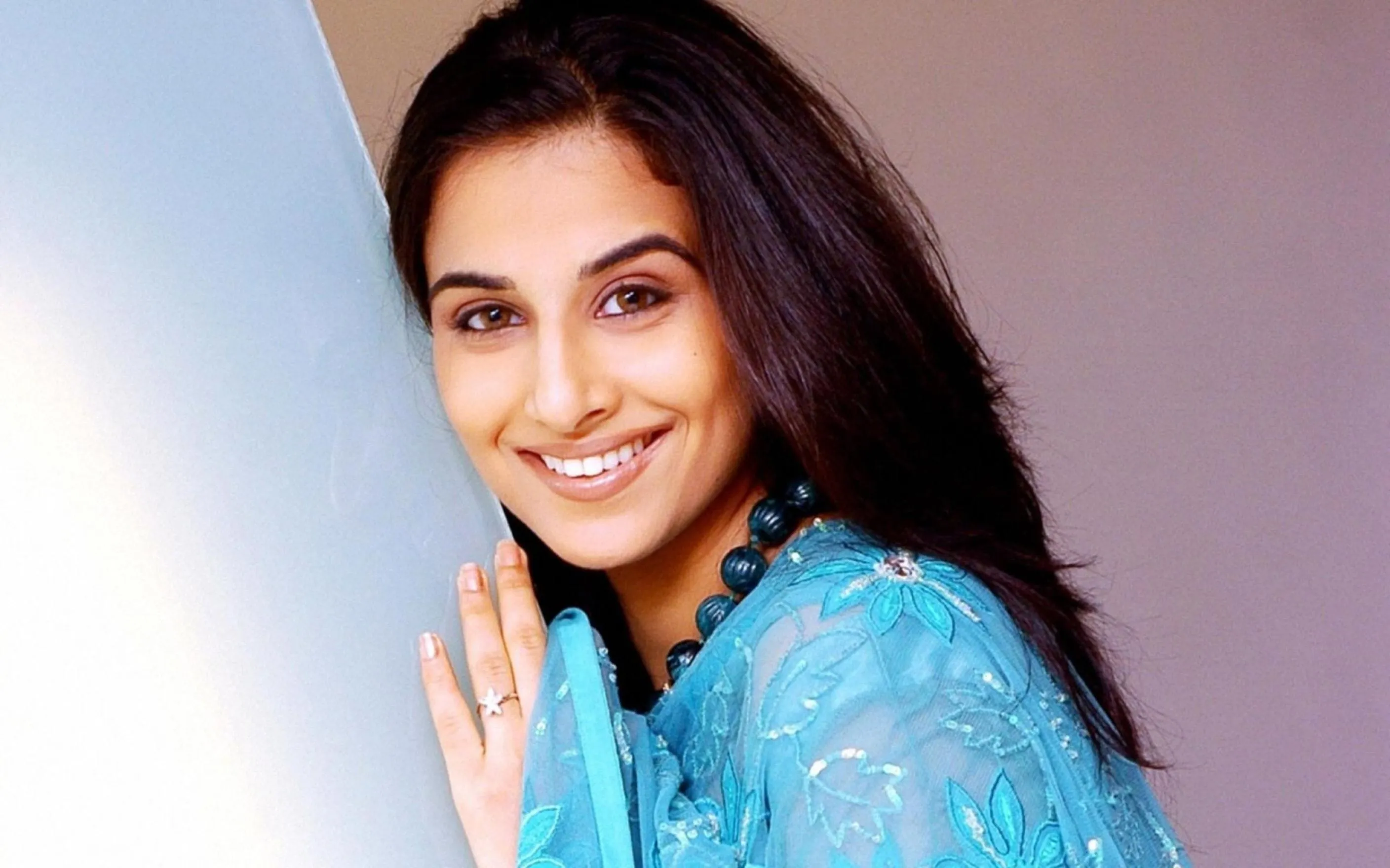 lovely smile face of indian actress vidya balan wallpaper