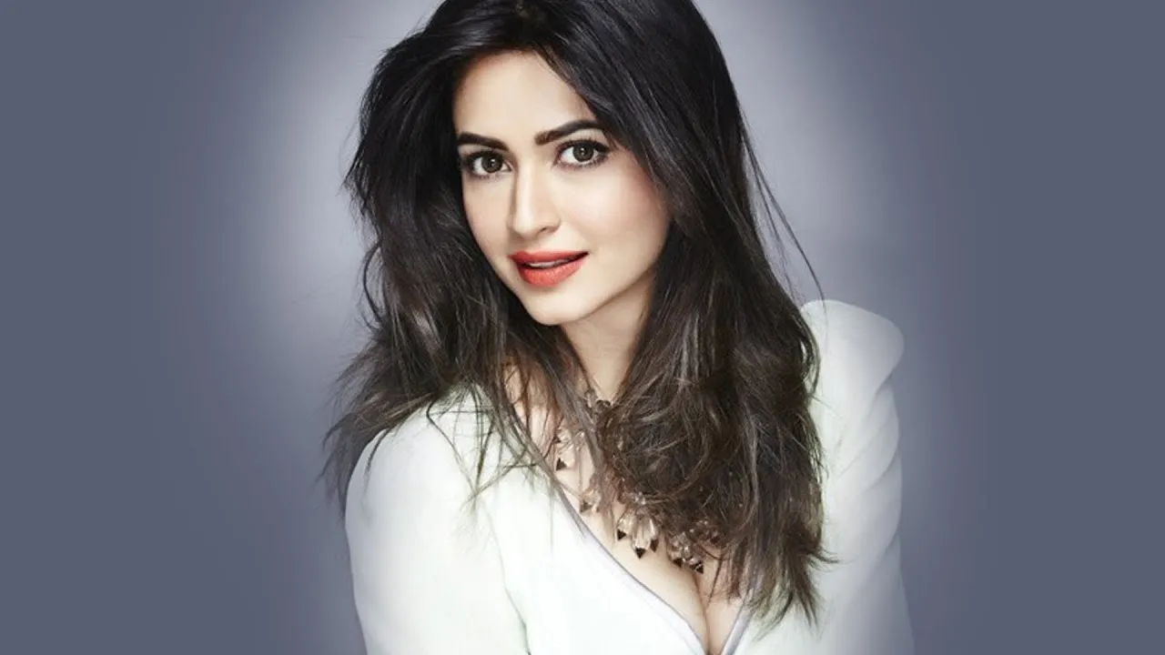 kriti kharbanda sexy face 5k wallpaper