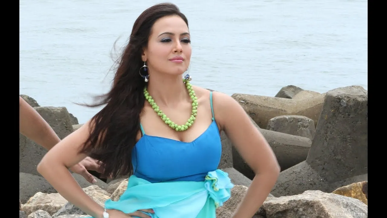 sana khan hd wallpaper