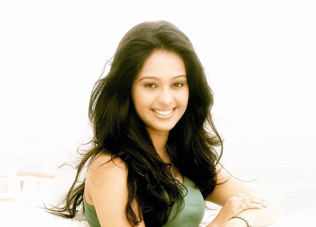 mugdha chaphekar latest hd wallpapers