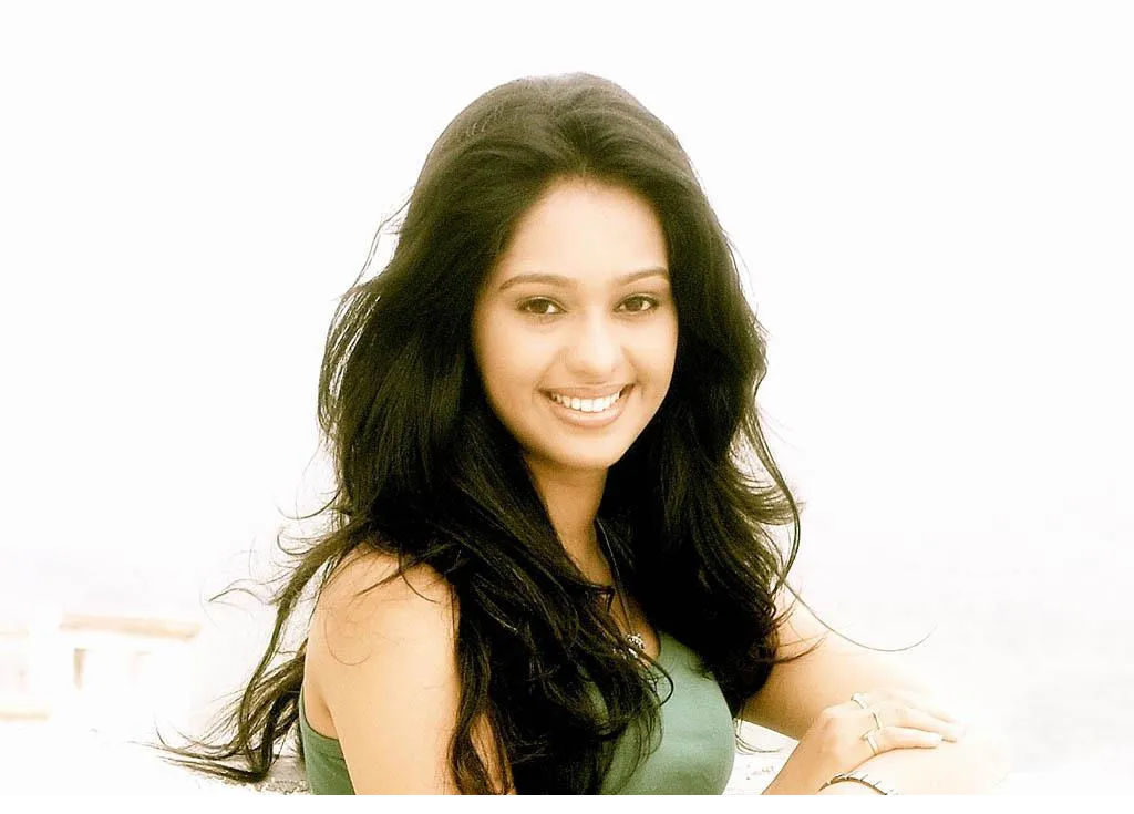 mugdha chaphekar latest hd wallpapers