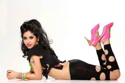 neha bhasin hips