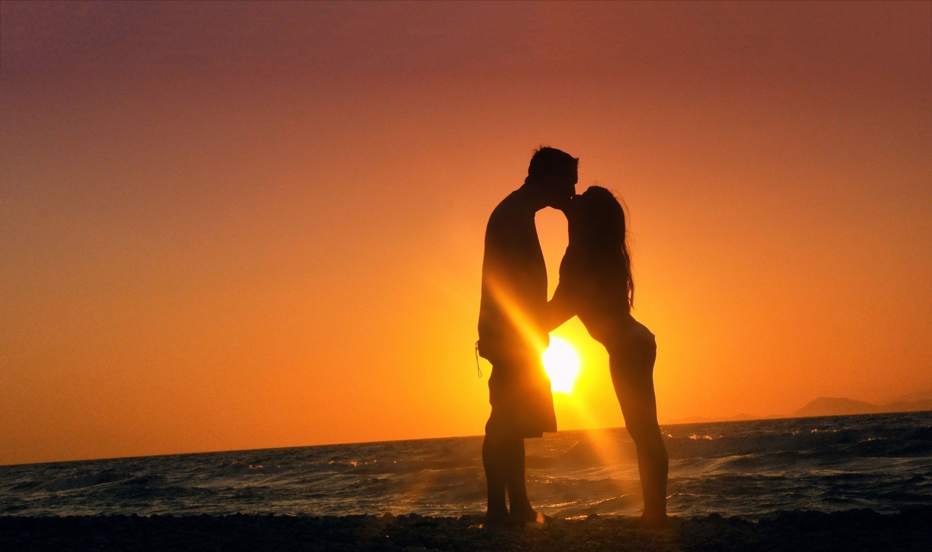 romantic-kiss-sunset-sun-sea-cute-couple-scenery-silhouette-hd-wallpaper