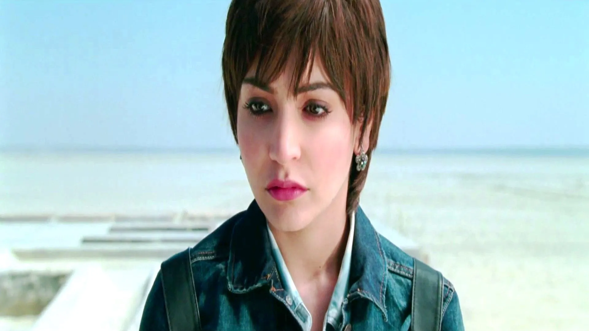 serious mood close up face of actress anushka sharma in movie pk hd wallpapers download