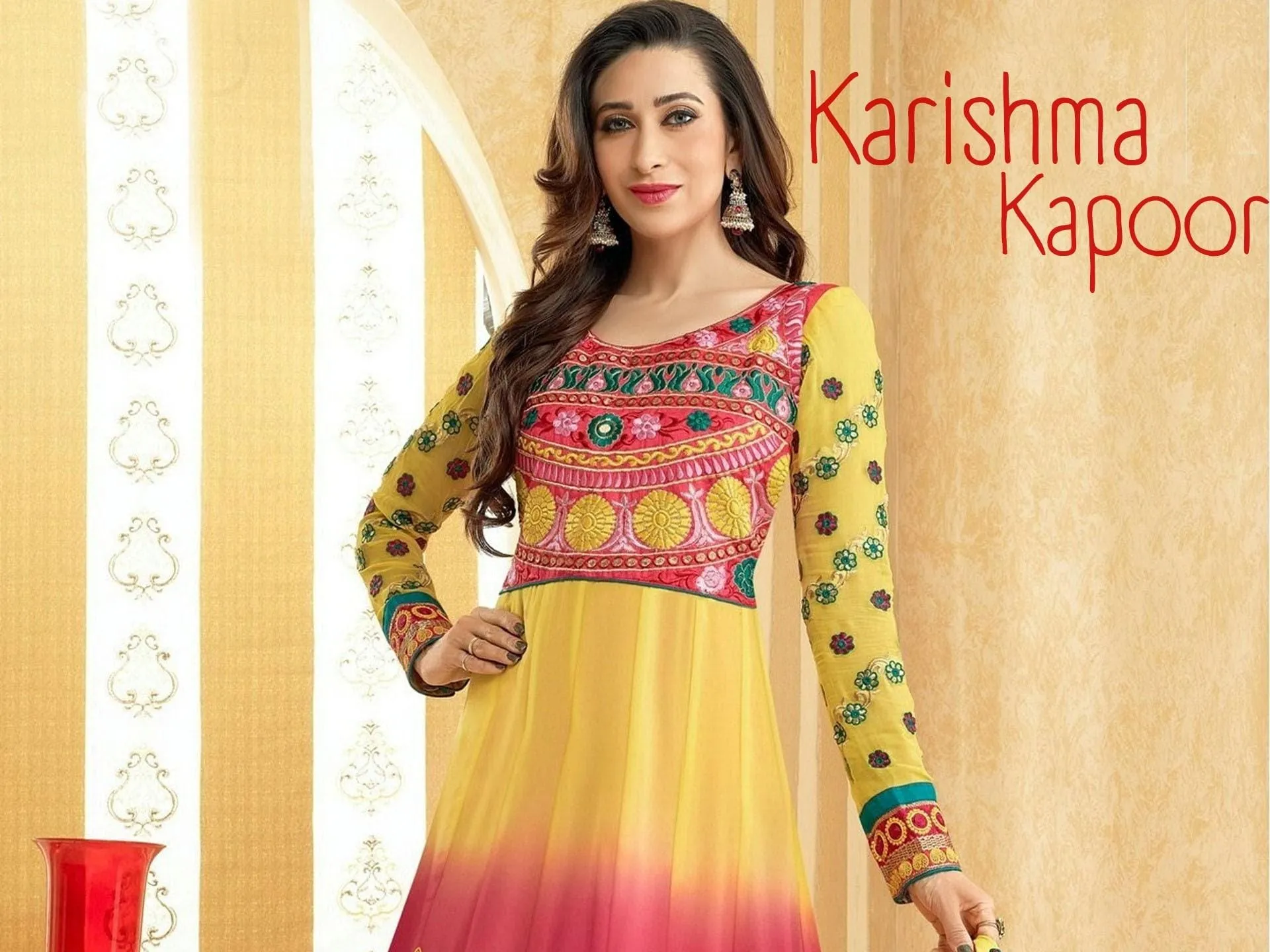 smiling karishma kapoor