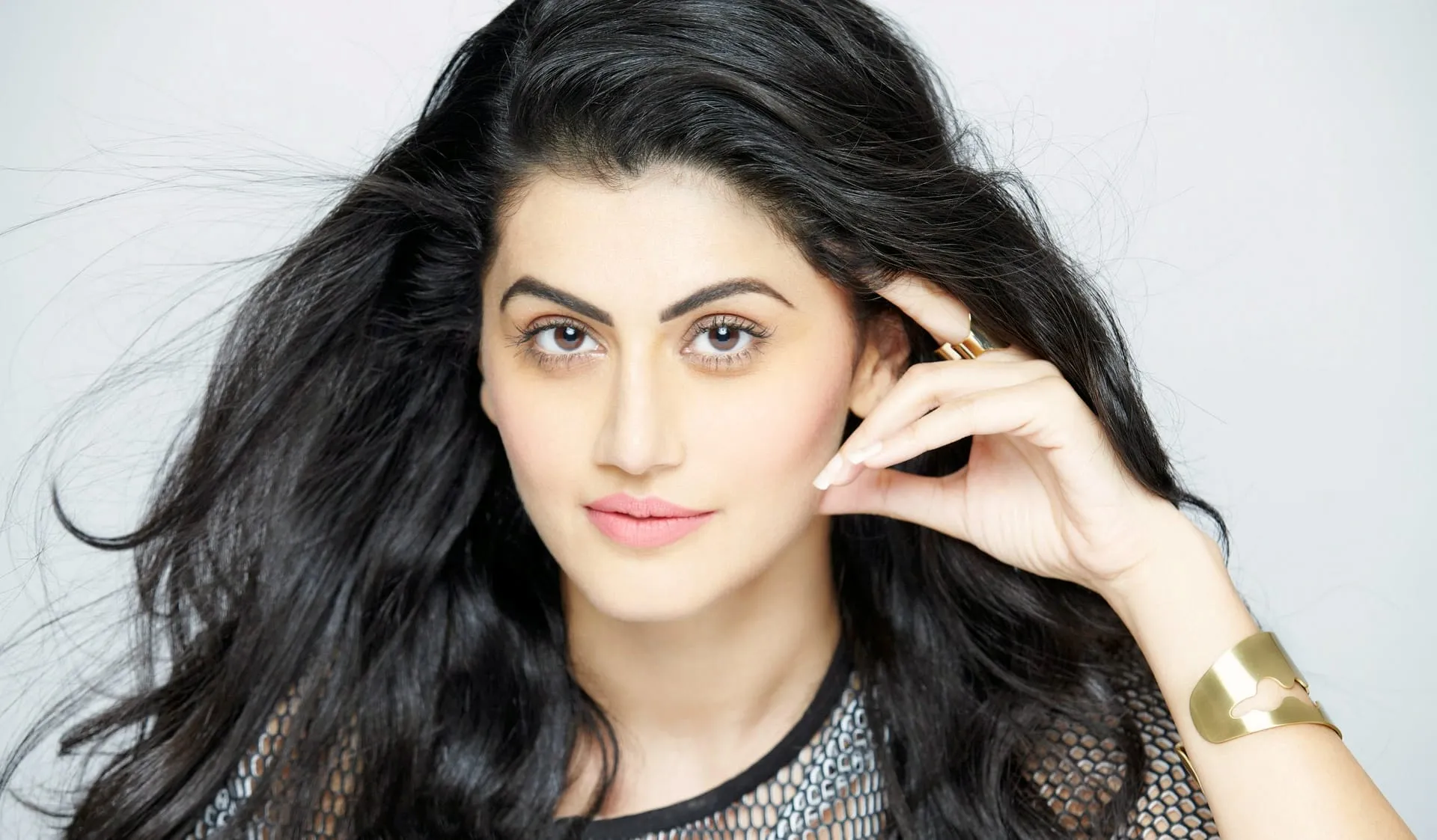 taapsee pannu indian actress wide pics
