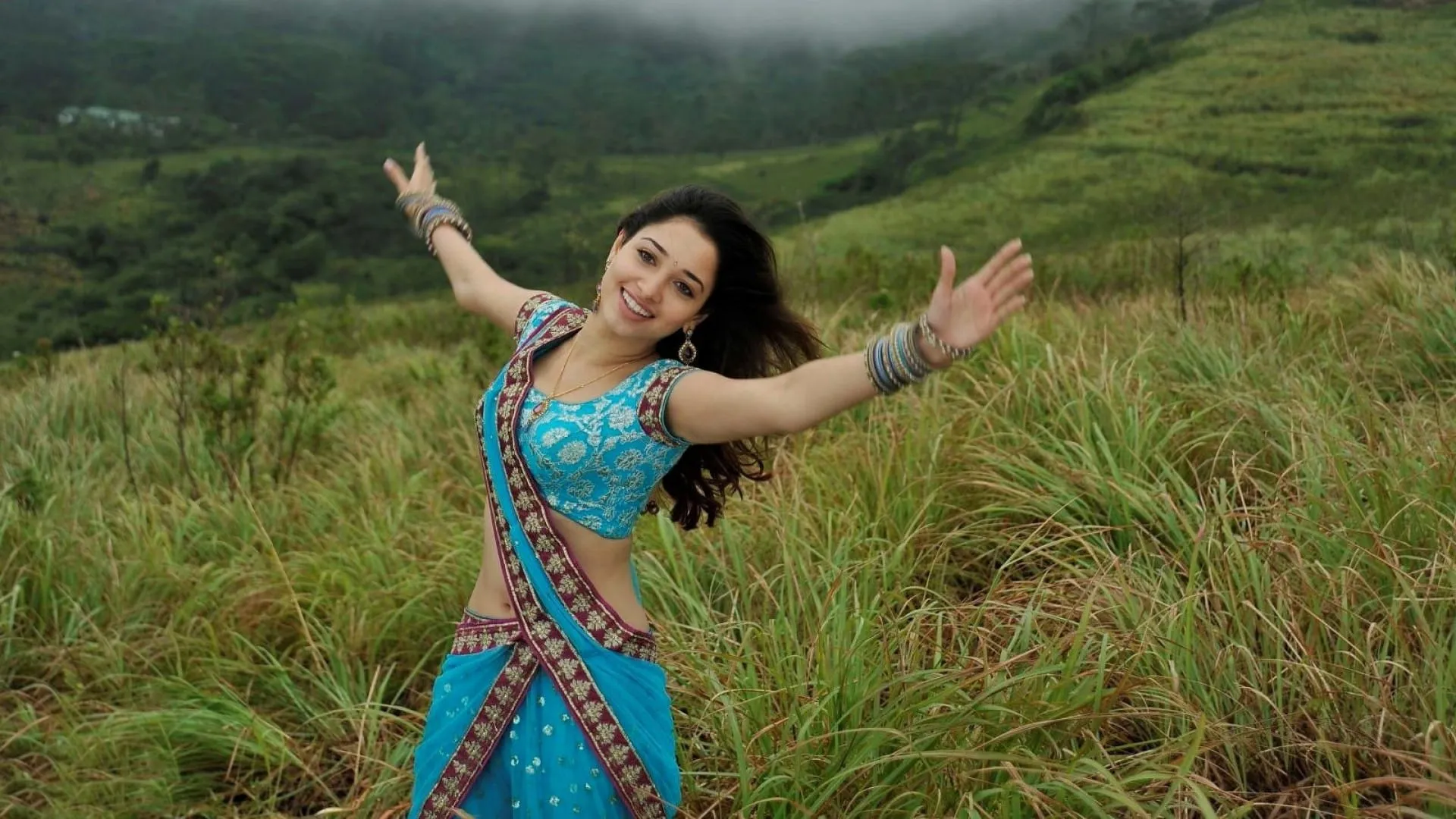 tamanna bhatia in saree hd wallpaper