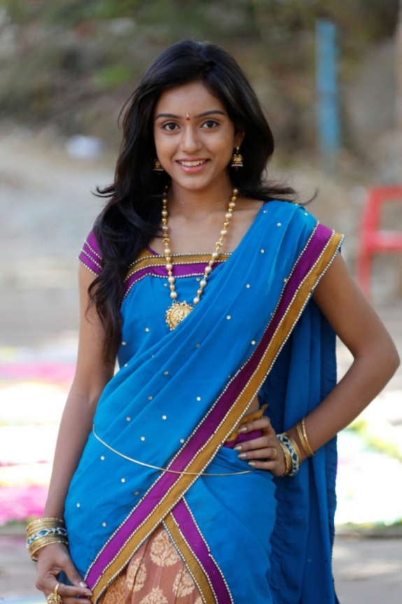 tamil-actress-vithika-in-half-saree-photos