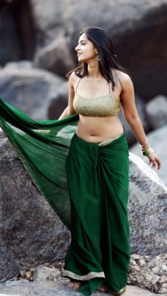 telugu_hot_actress_anushka_shetty_navel_in_saree