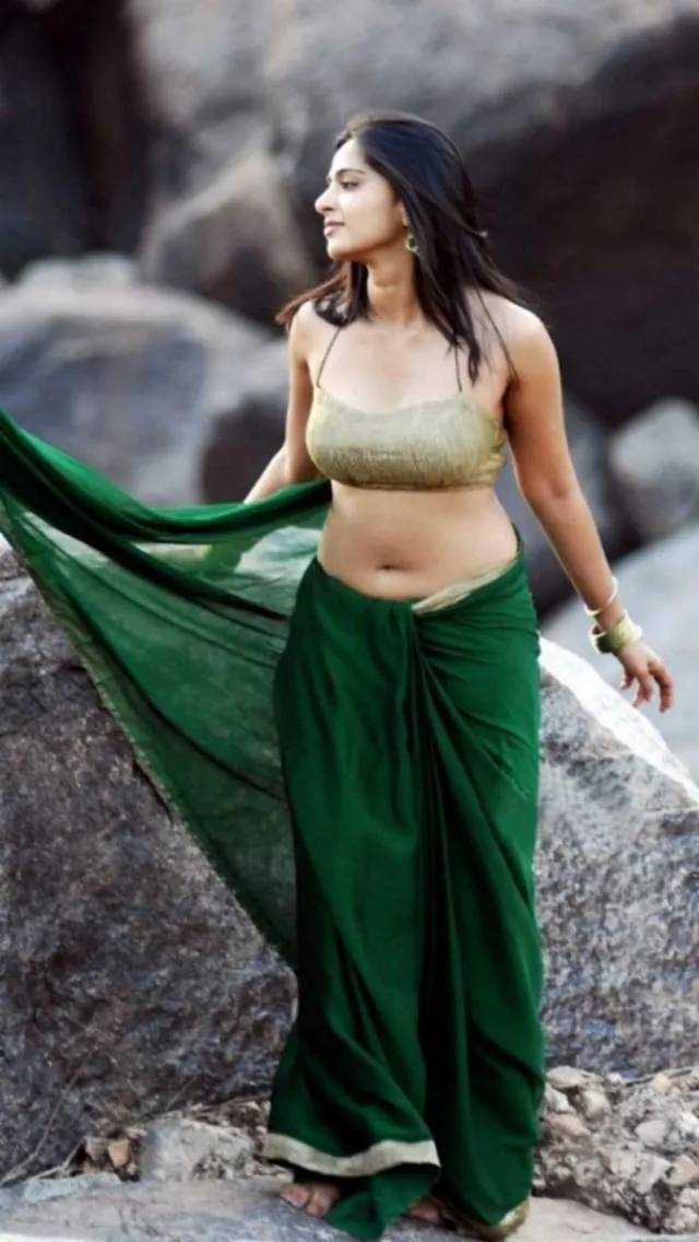 telugu hot actress anushka shetty navel in saree