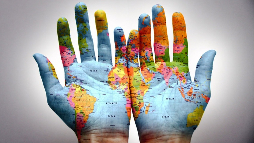 worldmap_in_hands